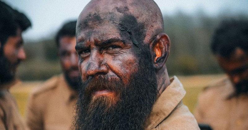 A man caked in filth shows up for work at his physically demanding job, grossing out all of his coworkers with his disgusting odor.