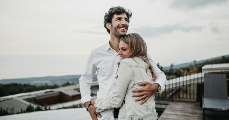 Parents introducing us to their new partners is almost always uncomfortable. Everyone tries to act nicely, but it’s very hard to get along on the first day. And for everyone dating someone with a son or daughter, this post is also relevant to avoid some things that are far from ideal.