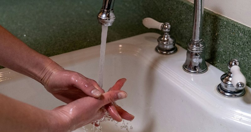 washing hands terrible coworkers cleaning clean employee coworker stories coworkers soap hands karen coworker Office hygiene coworker washing Coworkers - 46696965
