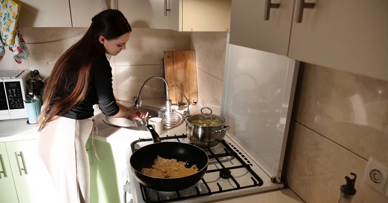 landlord cooking house recipe tenant kitchen family food Renters apartment Landlords - 46700805