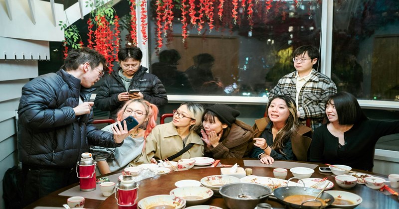 entitlement birthday restaurant misunderstanding money Friends - 46733573
