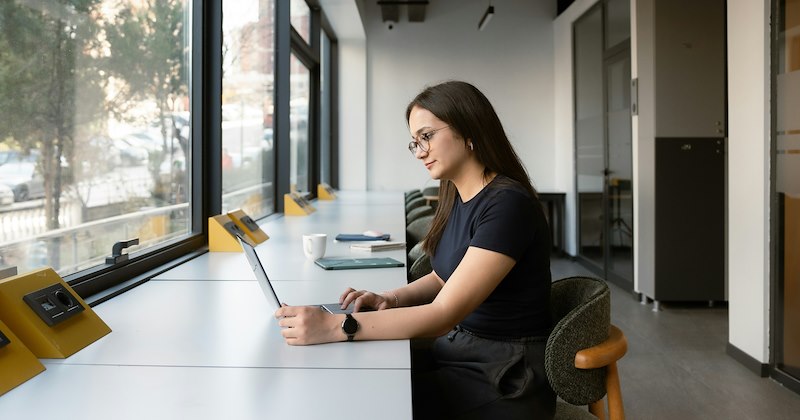 salaried employee leaving work early manager luch break Workplace - 46819077