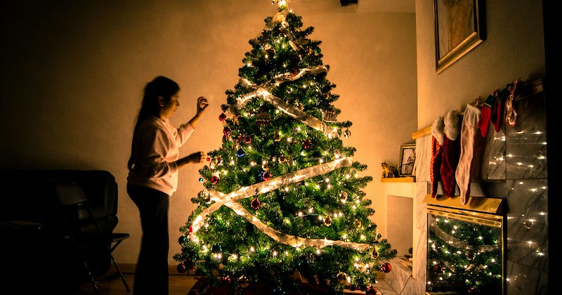 retail christmas tree accident retail employee trapped Employment - 46853893